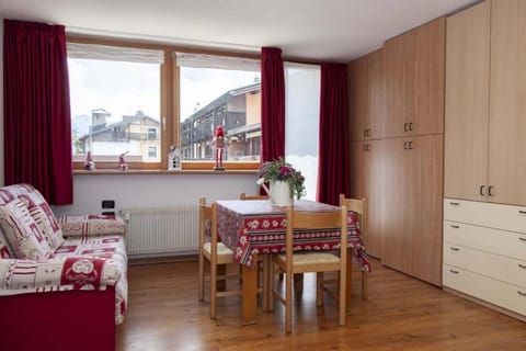 Living room, Seating area, Dining area, wardrobe