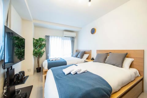 Bed, TV and multimedia, Bedroom