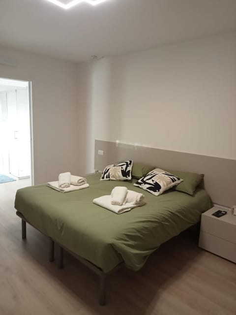 Bedroom, towels