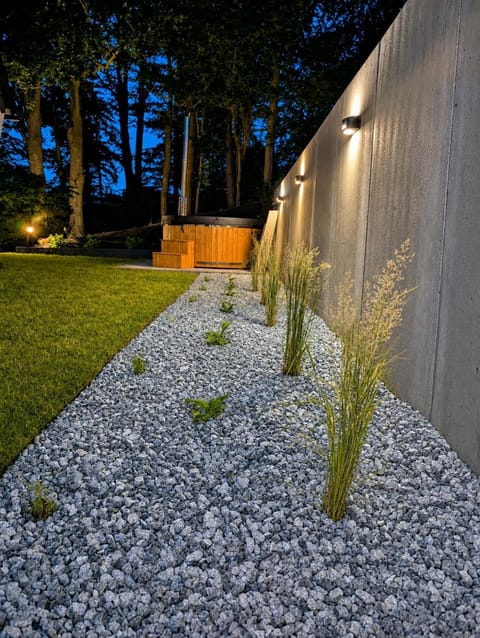Garden, Hot Tub