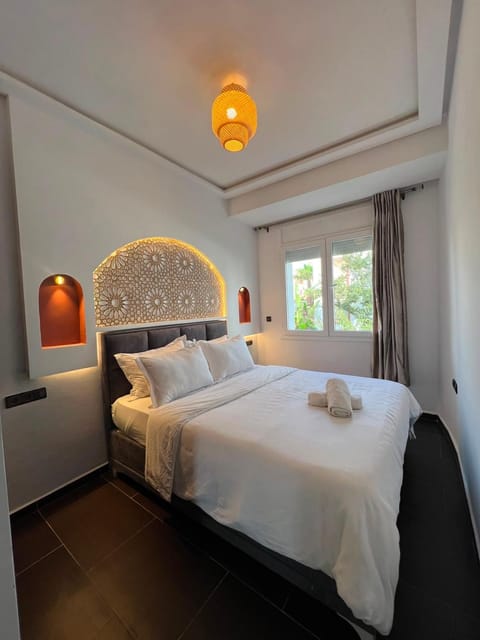 Photo of the whole room, Bedroom, towels