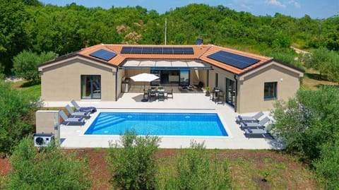 Property building, Natural landscape, Swimming pool, sunbed