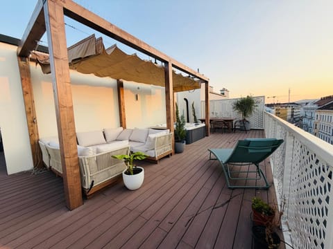 Property building, Hot Tub, View (from property/room), Balcony/Terrace, Seating area, Dining area, Food