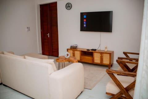 Communal lounge/ TV room, TV and multimedia, Living room, Decorative detail, Seating area, Evening entertainment, air conditioner