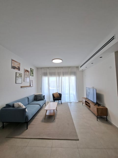 TV and multimedia, Living room, Seating area, air conditioner