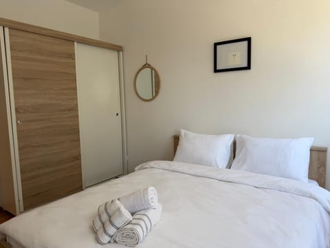 Bed, Bedroom, towels, wardrobe
