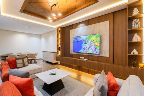 Communal lounge/ TV room, TV and multimedia, Living room, Seating area, Evening entertainment