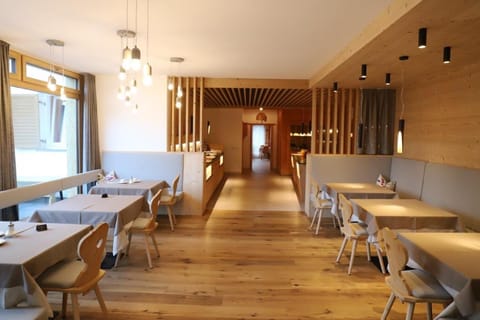 Restaurant/places to eat, Lounge or bar
