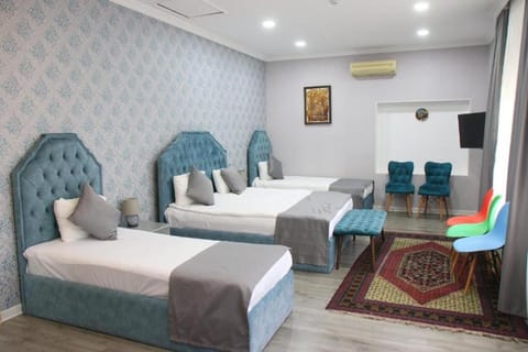 Bed, TV and multimedia, Living room, Photo of the whole room, Seating area, Bedroom, air conditioner