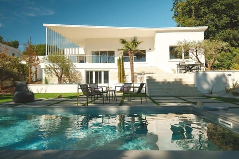 Property building, Garden, Swimming pool