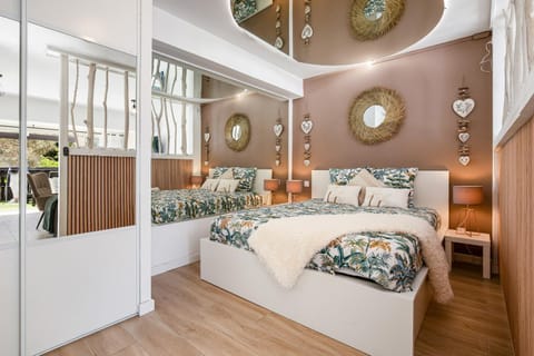 Bed, Photo of the whole room, Bedroom