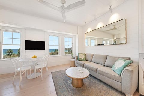 Natural landscape, TV and multimedia, Living room, Seating area