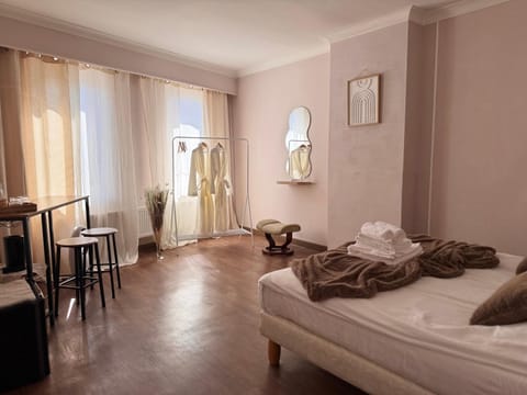 Coffee/tea facilities, Photo of the whole room, Seating area, Dining area, Bedroom, Parking, room service, towels