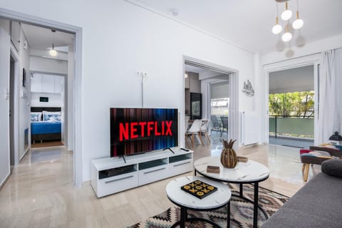 Communal lounge/ TV room, TV and multimedia, Living room, Seating area, Dining area, Evening entertainment