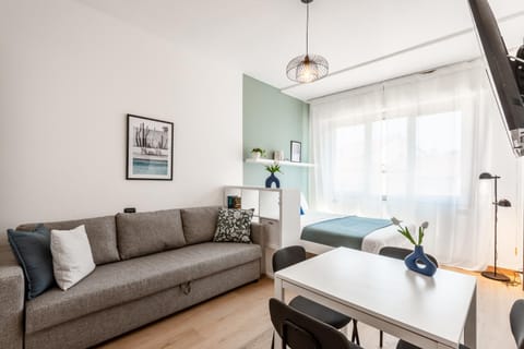 Spring, Bed, Day, Night, Winter, Summer, TV and multimedia, View (from property/room), View (from property/room), Photo of the whole room, Dining area, Bedroom, Autumn, City view, City view, Seasons, Time of day, heating, heating, internet, internet, wardrobe, air conditioner, air conditioner