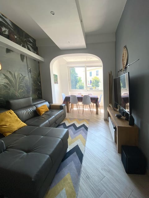 Communal lounge/ TV room, TV and multimedia, Living room, Seating area, Evening entertainment