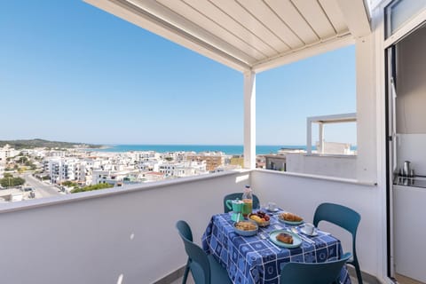View (from property/room), Balcony/Terrace, Dining area, Sea view