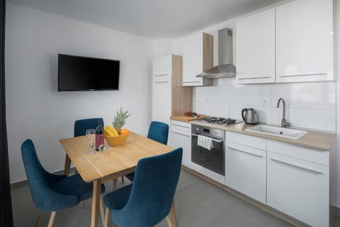 TV and multimedia, Coffee/tea facilities, Kitchen or kitchenette, Living room, Dining area, pet friendly