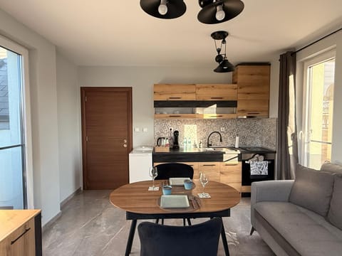 Coffee/tea facilities, Kitchen or kitchenette, Living room, Seating area, Dining area, stove