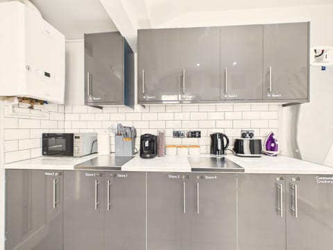 Coffee/tea facilities, Kitchen or kitchenette, oven, toaster