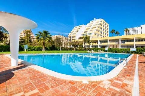 Property building, Balcony/Terrace, Pool view, Swimming pool, Swimming pool