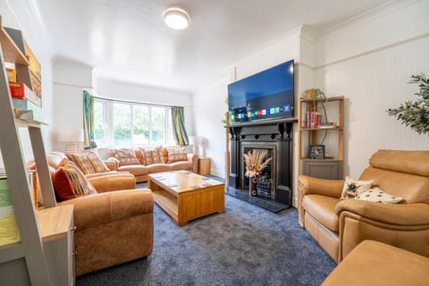 Communal lounge/ TV room, TV and multimedia, Living room