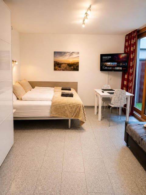 Bed, TV and multimedia, Living room, Photo of the whole room, Seating area, Bedroom