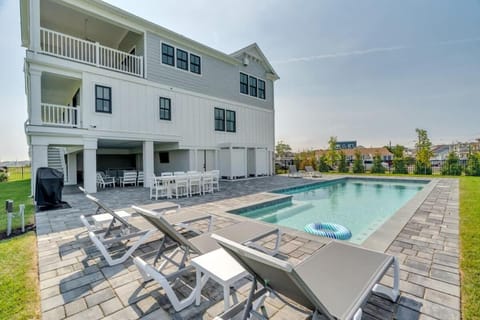 Property building, Day, Pool view, Swimming pool, sunbed