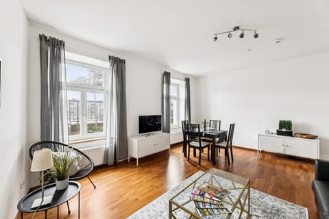 TV and multimedia, Living room, Seating area, Dining area