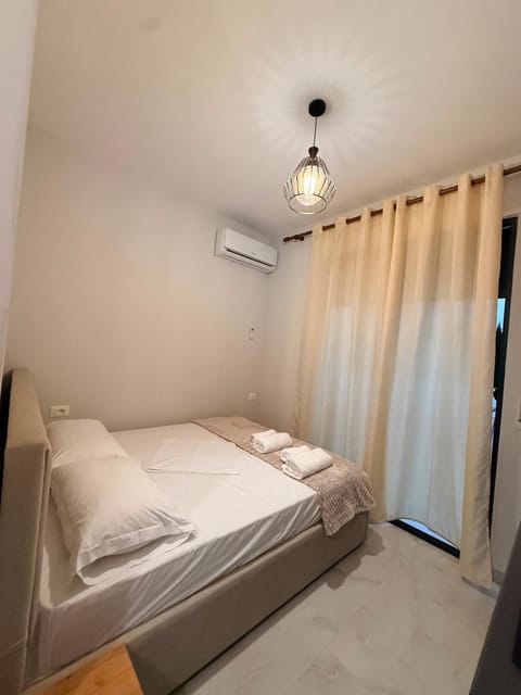 Bed, towels, air conditioner