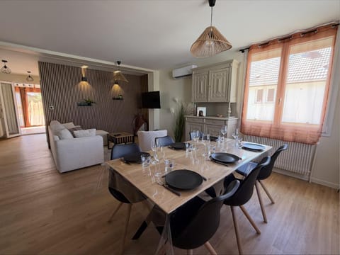 Living room, air conditioner