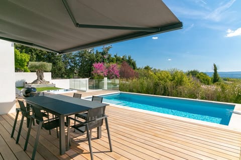 Patio, Natural landscape, View (from property/room), Dining area, Pool view, sunbed
