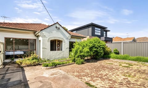 Property building, Day, Garden, Parking