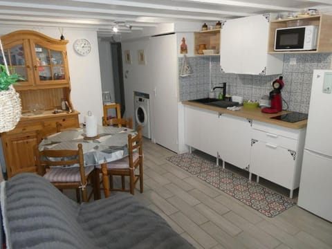 Living room, Seating area, Dining area, pet friendly, stove