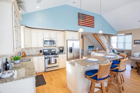 Coffee/tea facilities, Kitchen or kitchenette, Seating area, oven, stove