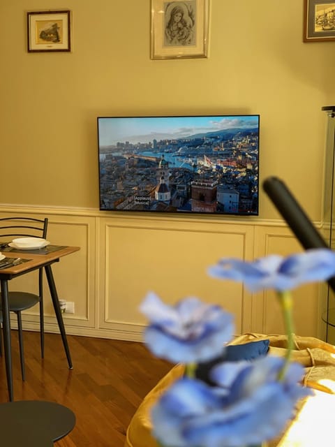 Communal lounge/ TV room, TV and multimedia, Decorative detail, Evening entertainment