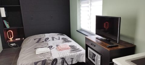 Bed, TV and multimedia, Photo of the whole room, Bedroom, towels