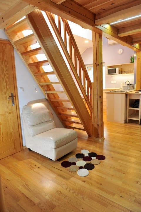 Coffee/tea facilities, Kitchen or kitchenette, Living room, Seating area, Dining area