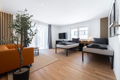 Bed, TV and multimedia, Photo of the whole room, Seating area, Bedroom