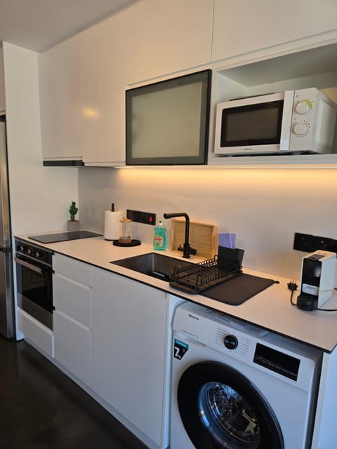 Coffee/tea facilities, Kitchen or kitchenette, microwave, oven, stove, washing machine