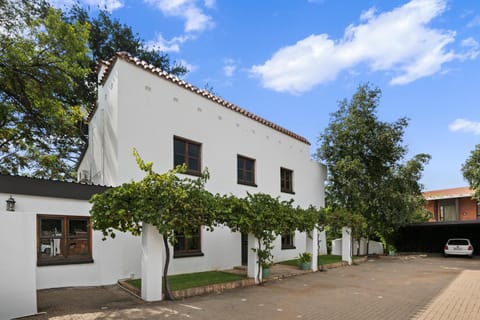 Property building, Facade/entrance, Garden