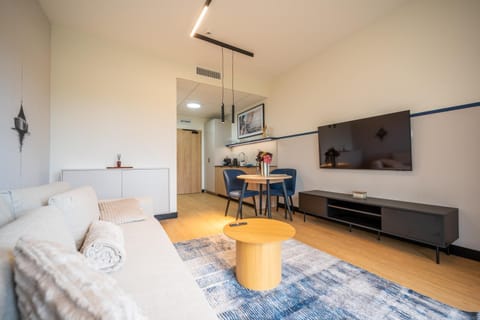 Bed, TV and multimedia, Living room, Photo of the whole room
