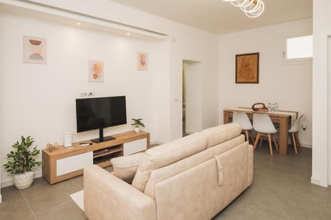 TV and multimedia, Living room, Seating area, Dining area, Evening entertainment