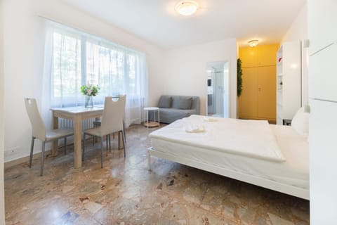 Bed, Living room, Seating area, Dining area, Bedroom, wardrobe