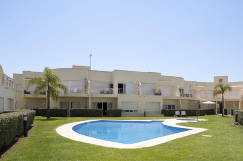 Property building, Day, Swimming pool