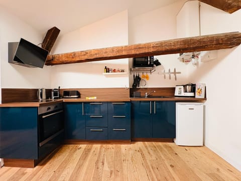 Coffee/tea facilities, Kitchen or kitchenette, stove, toaster