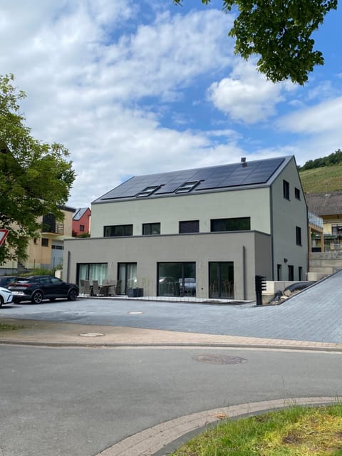 Property building, Day, Neighbourhood, Balcony/Terrace, Location, Parking