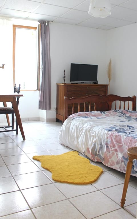 Bed, TV and multimedia, Photo of the whole room, Seating area, Bedroom