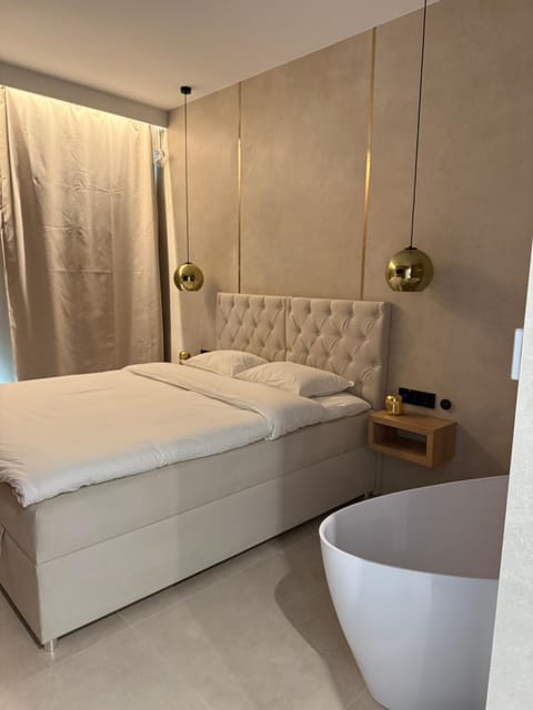 Bed, Photo of the whole room, Bedroom, Bath