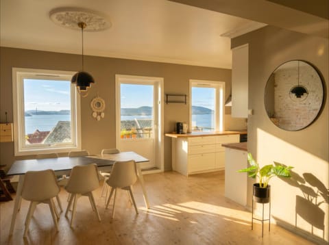 Kitchen or kitchenette, Dining area, City view, Mountain view, Sea view